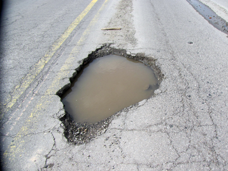 Cơ quan điều tra vào cuộc vụ “đường trăm tỷ xuống cấp” - 1