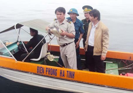 Một ngư dân thả đồi mồi quý hiếm về biển - 1 Một ngư dân thả đồi mồi quý hiếm về biển