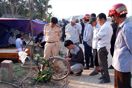 Mang lễ đi giỗ chị, em bị xe máy tông chết - 2