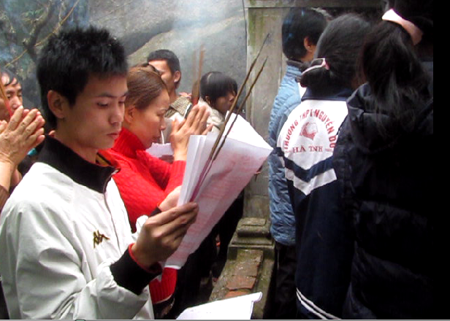 Dòng người tấp nập hành hương về “Hoan châu đệ nhất danh lam” - 3 Dòng người tấp nập hành hương về “Hoan châu đệ nhất danh lam” - 3