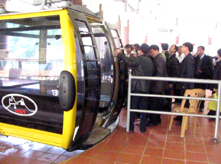 Dòng người tấp nập hành hương về “Hoan châu đệ nhất danh lam” - 2 Dòng người tấp nập hành hương về “Hoan châu đệ nhất danh lam” - 2