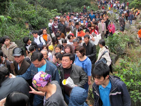 Dòng người tấp nập hành hương về “Hoan châu đệ nhất danh lam” - 1 Dòng người tấp nập hành hương về “Hoan châu đệ nhất danh lam” - 1