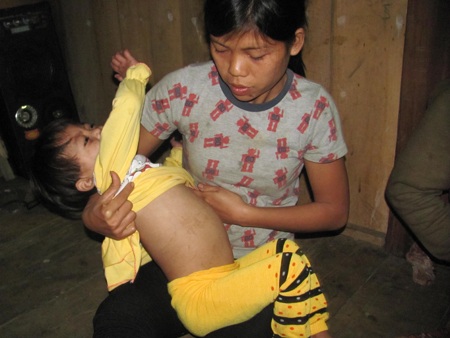 Bé gái người dân tộc Chứt tiếp tục nhận gần 20 triệu đồng - 1 Bé gái người dân tộc Chứt tiếp tục nhận gần 20 triệu đồng