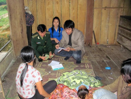 Bé gái người dân tộc Chứt tiếp tục nhận gần 20 triệu đồng - 2 Bé gái người dân tộc Chứt tiếp tục nhận gần 20 triệu đồng