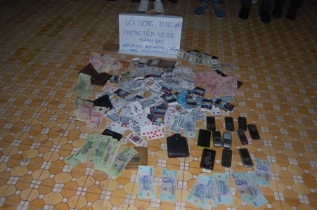 Đồn biên phòng Lạch Kèn vây ráp bắt 17 đối tượng đánh bạc  - 2