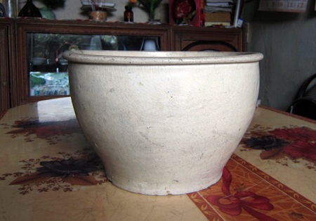 Cày ruộng phát hiện chậu gốm cổ quý hiếm - 1 Cày ruộng phát hiện chậu gốm cổ quý hiếm