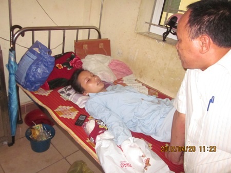 Nữ sinh thủ dao xử bạn ngay trước cổng trường