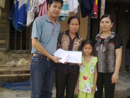 Trao 7,4 triệu đồng đến bé Nguyễn Thị Huyền - 2 Trao 7,4 triệu đồng đến bé Nguyễn Thị Huyền