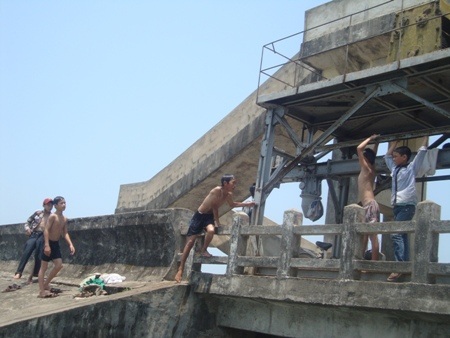 Thót tim nhìn trẻ nhào lộn ở độ cao 10m