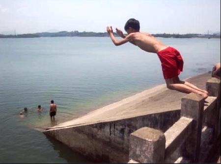 Thót tim nhìn trẻ nhào lộn ở độ cao 10m