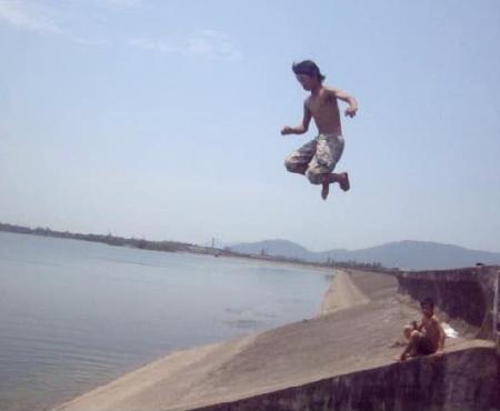 Thót tim nhìn trẻ nhào lộn ở độ cao 10m