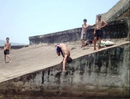 Thót tim nhìn trẻ nhào lộn ở độ cao 10m