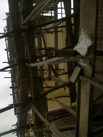 Phát hoảng với hệ thống giàn giáo ở công trình nhà 6 tầng