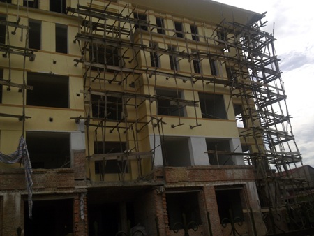Phát hoảng với hệ thống giàn giáo ở công trình nhà 6 tầng