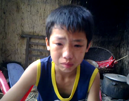 Mẹ và con mong bán được nhà để cứu mạng cha - 4 Mẹ và con mong bán được nhà để cứu mạng cha