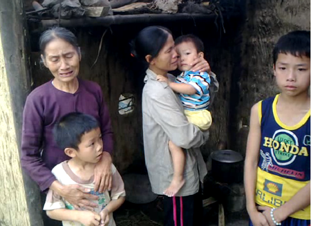 Mẹ và con mong bán được nhà để cứu mạng cha - 3 Mẹ và con mong bán được nhà để cứu mạng cha