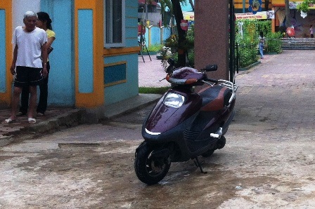 Xe Spacy phát hỏa khi dừng trước cổng trường