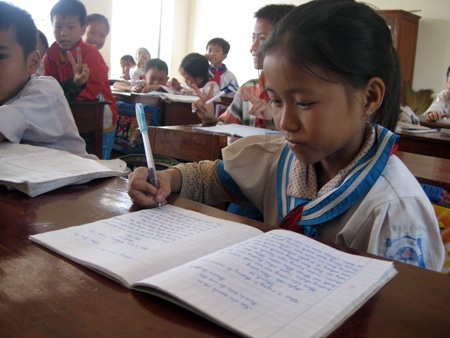 Trao 7,4 triệu đồng đến bé Nguyễn Thị Huyền - 1 Trao 7,4 triệu đồng đến bé Nguyễn Thị Huyền