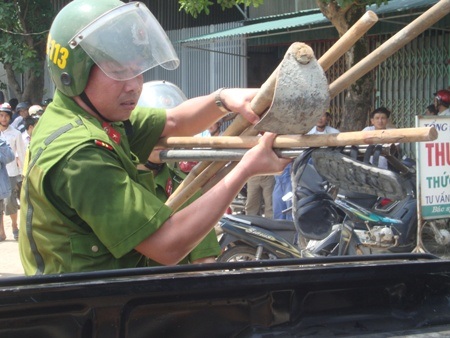 Côn đồ truy sát dã man 
