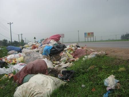 Rác rải dọc quốc lộ, chính quyền bó tay