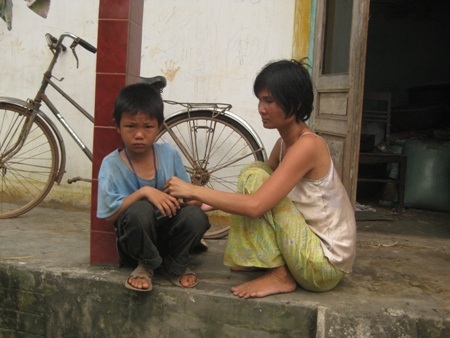 “Mẹ ơi đừng đánh con đau” - 2 “Mẹ ơi đừng đánh con đau”