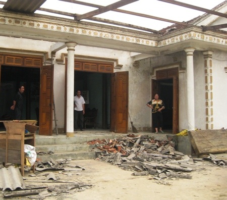 Lốc xoáy quét qua nhiều tỉnh, hàng trăm nhà dân hư hại