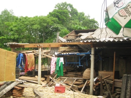 Lốc xoáy quét qua nhiều tỉnh, hàng trăm nhà dân hư hại