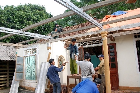 Lốc xoáy tung nhà, xô cây, phá lúa