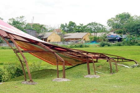 Lốc xoáy tung nhà, xô cây, phá lúa