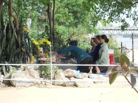 Lại khôi hài chuyện đòi xây miếu thờ vì... tổ kiến - 2