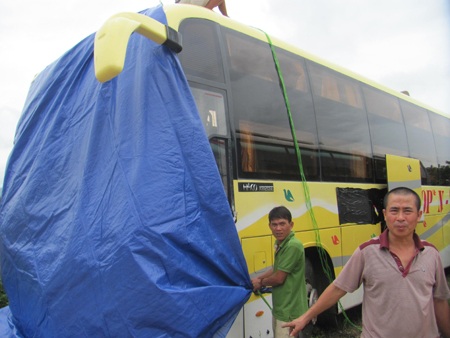 Hà Tĩnh: Hàng chục hành khách thoát chết trong vụ tông xe giữa đêm khuya