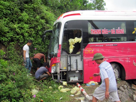 Hà Tĩnh: Hàng chục hành khách thoát chết trong vụ tông xe giữa đêm khuya