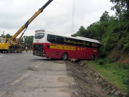 Hà Tĩnh: Hàng chục hành khách thoát chết trong vụ tông xe giữa đêm khuya