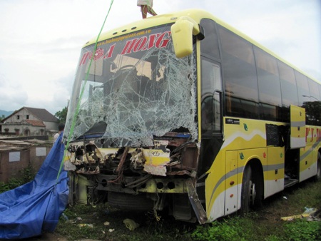 Hà Tĩnh: Hàng chục hành khách thoát chết trong vụ tông xe giữa đêm khuya