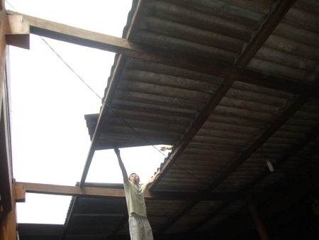 Lốc xoáy quét qua nhiều tỉnh, hàng trăm nhà dân hư hại