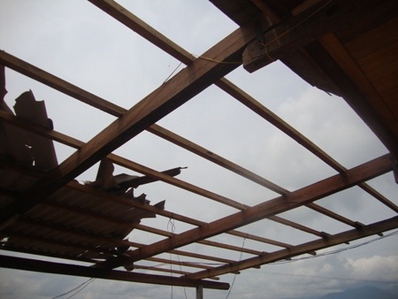 Lốc xoáy quét qua nhiều tỉnh, hàng trăm nhà dân hư hại