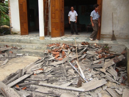 Lốc xoáy quét qua nhiều tỉnh, hàng trăm nhà dân hư hại