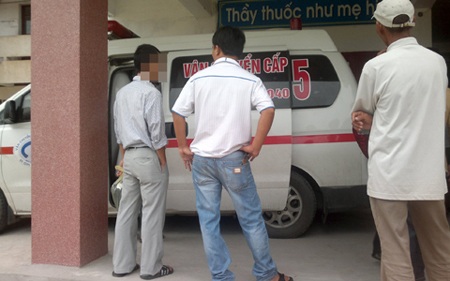 Nam sinh lớp 11 tẩm xăng tự thiêu vì bị từ chối tình yêu - 2 H. được chuyển từ BVĐK Hà Tĩnh lên Viện Bỏng quốc gia