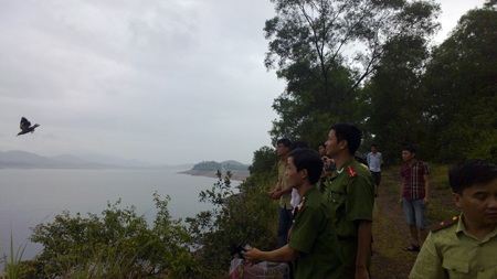 Thu giữ gần 200 con chim đang bị rao bán, thả về KBT thiên nhiên - 2 Lực lượng chức năng Hà Tĩnh thả gần 200 cá thể chim về Khu BTTN Kẻ Gỗ