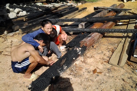 4 cha con anh Vĩnh bên ngôi nhà bị cháy trơ khung