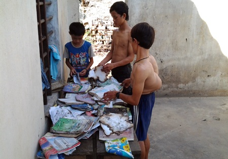 4 cha con anh Vĩnh bên ngôi nhà bị cháy trơ khung