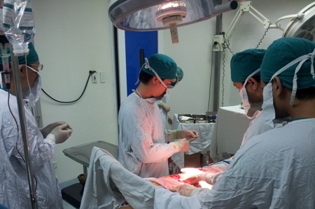 Hà Tĩnh: Cứu sống một nạn nhân bị thương nặng ở bụng - 1 Các bác sĩ đang tiến hành cấp cứu cho nạn nhân Thành