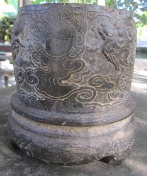 Phát hiện lư hương cổ bằng đá độc đáo thời Nguyễn - 1 Trang trí họa tiết chạm khắc cổ mặt trước Lư hương.