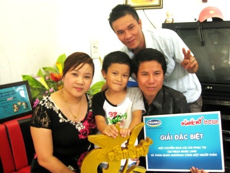 Thăm nhà quán quân Đồ Rê Mí 2012 - 7 Tiến chụp ảnh cùng bố mẹ và chú ruột