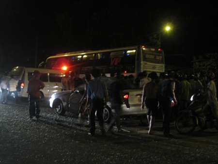 2 ô tô tông nhau, 3 người nhập viện - 3 Vụ tai nạn làm tắc nghẽn giao thông gần 1h đồng hồ