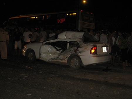 2 ô tô tông nhau, 3 người nhập viện - 2 Hiện trường vụ tai nạn