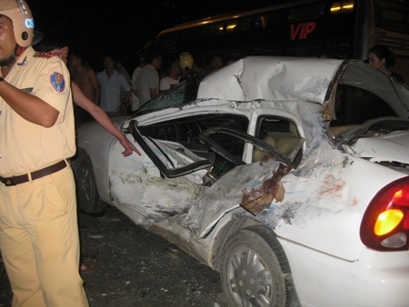 2 ô tô tông nhau, 3 người nhập viện - 1 Chiếc xe ô tô gần như biến dạng