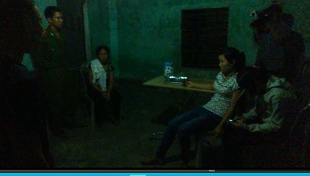 Em Thu cung cấp thông tin cho PV