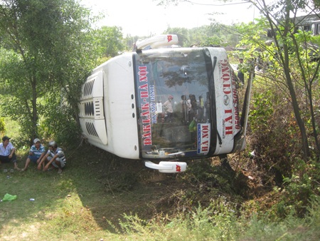 Chiếc xe giường nằm chở gần 50 hành khách bay xuống vực rồi lật nghiêng.