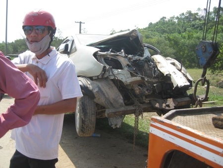 Xe Innova hư hỏng nặng sau khi tông vào xe khách.